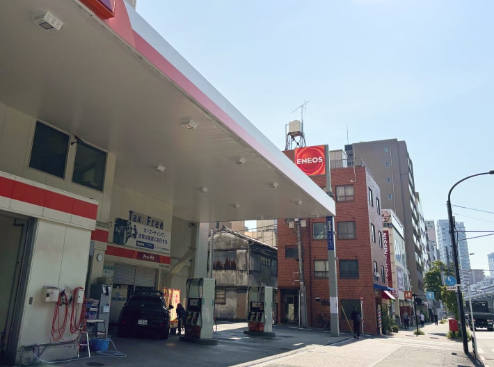 右手にENEOSのガソリンスタンドがありますので、そこを左に曲がってください。